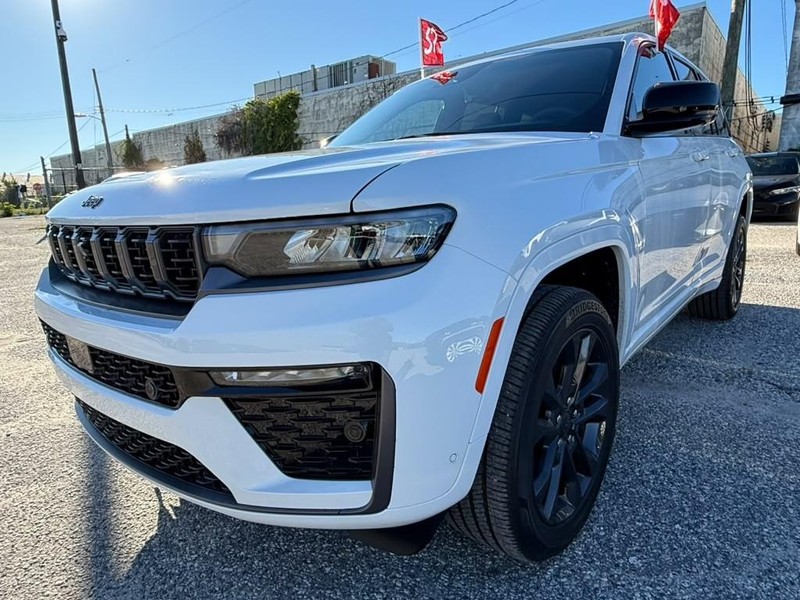 Jeep Grand Cherokee Vehicle Full-screen Gallery Image 2
