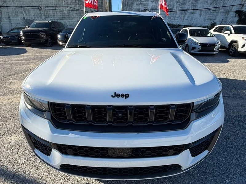 Jeep Grand Cherokee Vehicle Full-screen Gallery Image 3