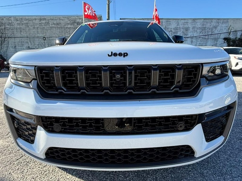 Jeep Grand Cherokee Vehicle Full-screen Gallery Image 4