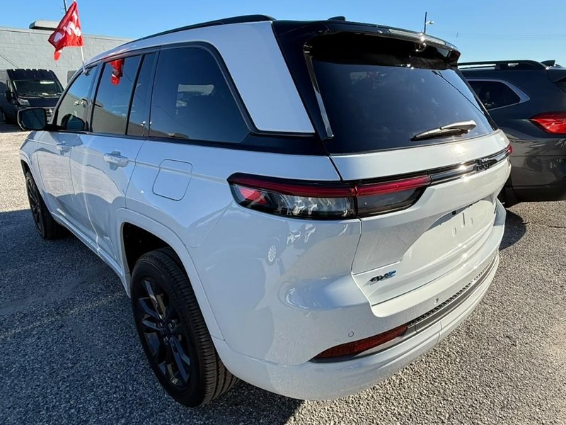 Jeep Grand Cherokee Vehicle Full-screen Gallery Image 10