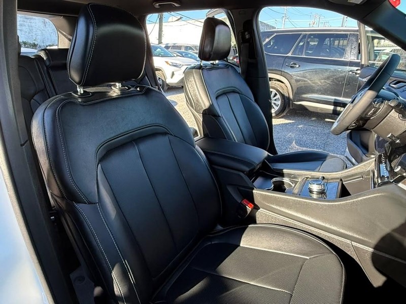 Jeep Grand Cherokee Vehicle Full-screen Gallery Image 12