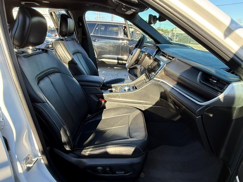 Jeep Grand Cherokee Vehicle Full-screen Gallery Image 13