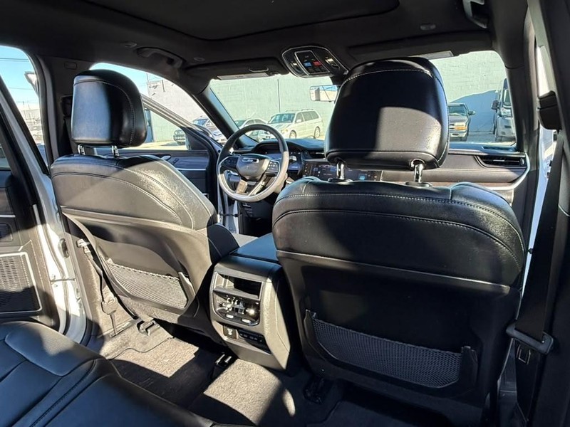 Jeep Grand Cherokee Vehicle Full-screen Gallery Image 14