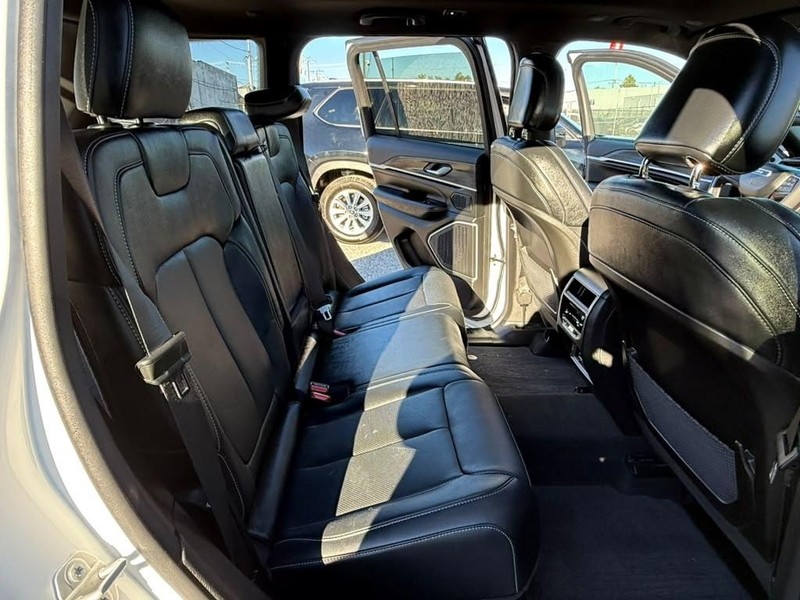 Jeep Grand Cherokee Vehicle Full-screen Gallery Image 15