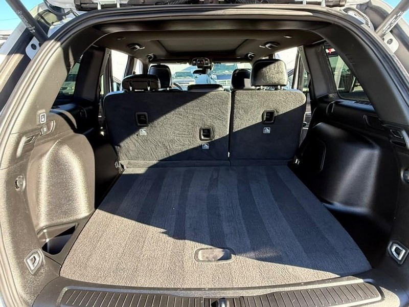 Jeep Grand Cherokee Vehicle Full-screen Gallery Image 16