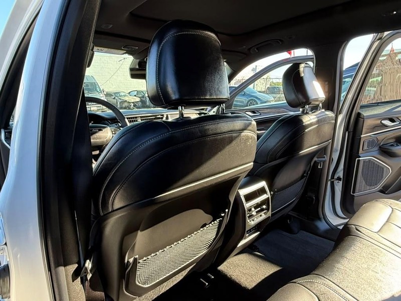 Jeep Grand Cherokee Vehicle Full-screen Gallery Image 17