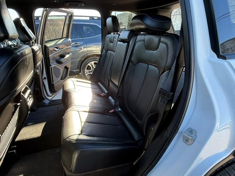 Jeep Grand Cherokee Vehicle Full-screen Gallery Image 18