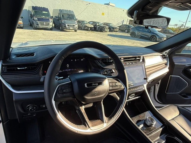 Jeep Grand Cherokee Vehicle Full-screen Gallery Image 19
