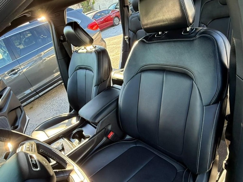 Jeep Grand Cherokee Vehicle Full-screen Gallery Image 20