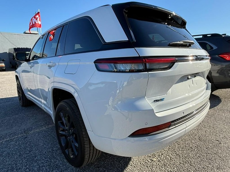 Jeep Grand Cherokee Vehicle Full-screen Gallery Image 22