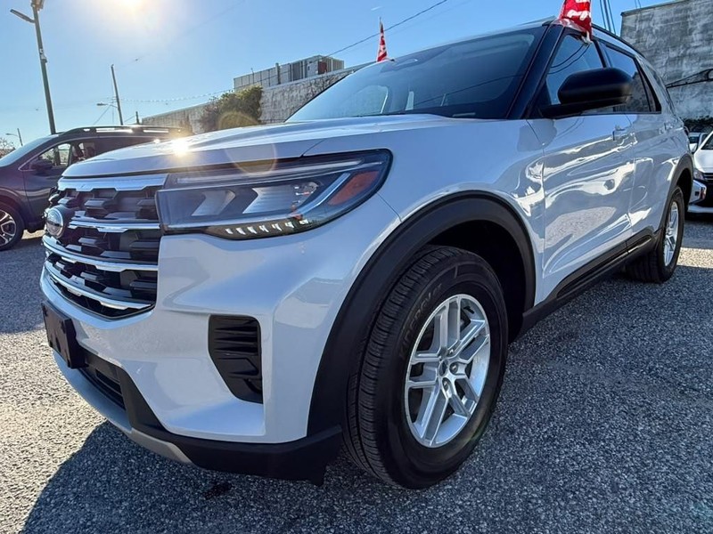 Ford Explorer Vehicle Full-screen Gallery Image 2