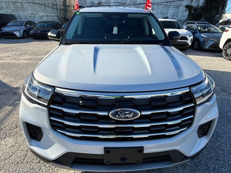 Ford Explorer Vehicle Full-screen Gallery Image 3