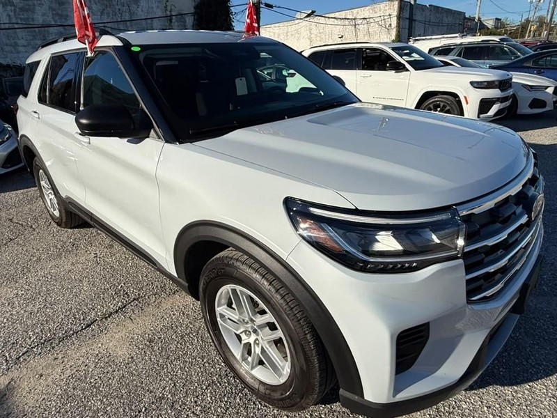 Ford Explorer Vehicle Full-screen Gallery Image 4