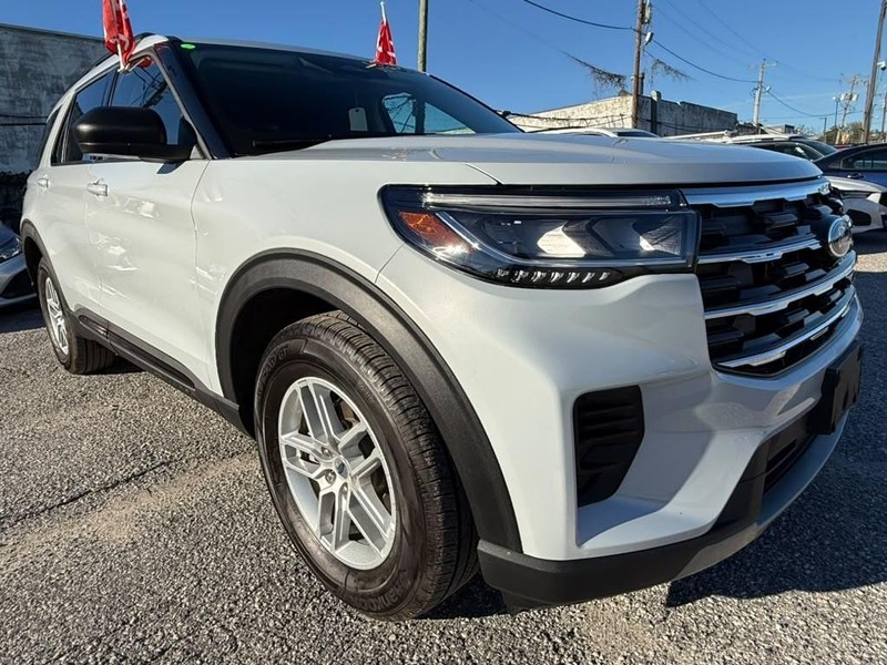 Ford Explorer Vehicle Full-screen Gallery Image 5