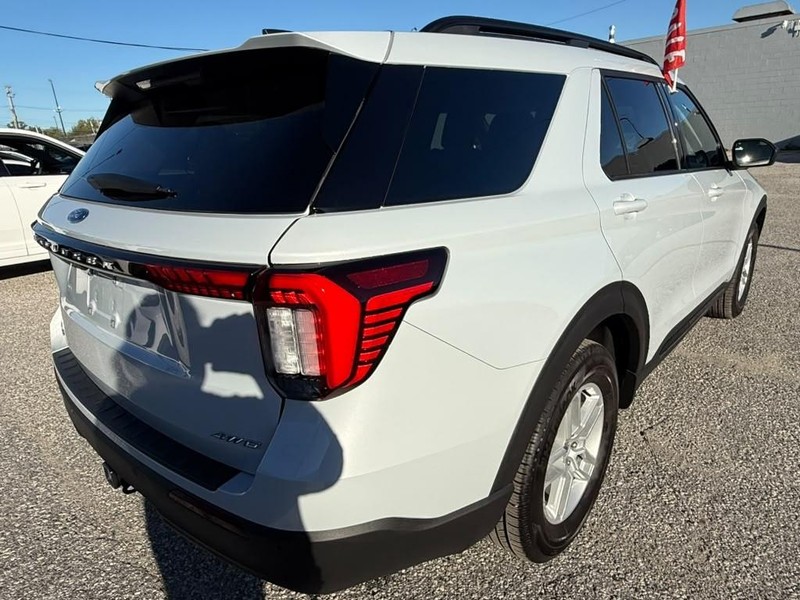 Ford Explorer Vehicle Full-screen Gallery Image 6