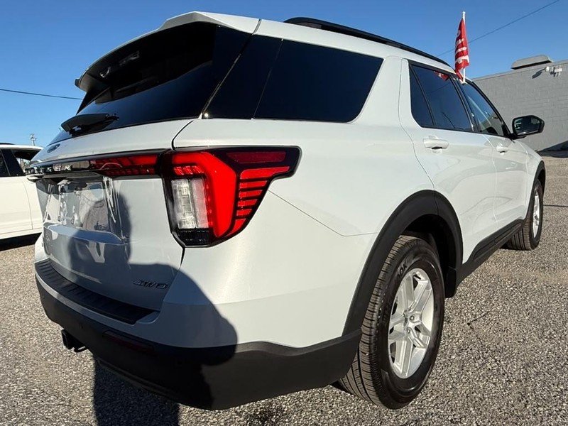 Ford Explorer Vehicle Full-screen Gallery Image 7