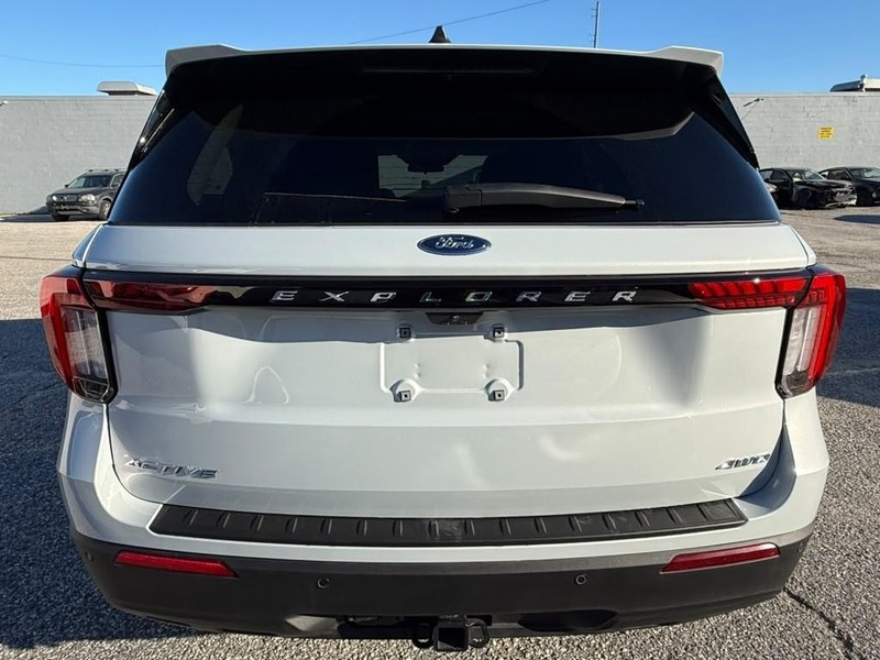 Ford Explorer Vehicle Full-screen Gallery Image 8