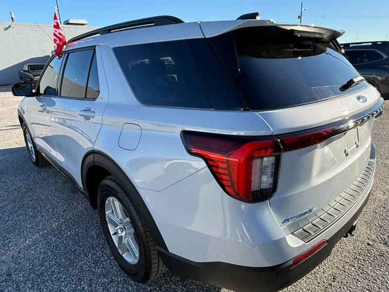 Ford Explorer Vehicle Full-screen Gallery Image 9