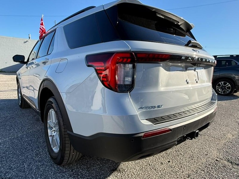 Ford Explorer Vehicle Full-screen Gallery Image 10
