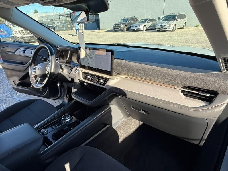 Ford Explorer Vehicle Full-screen Gallery Image 11