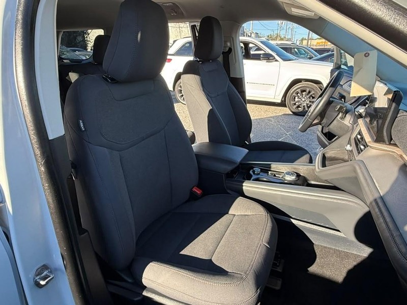 Ford Explorer Vehicle Full-screen Gallery Image 12