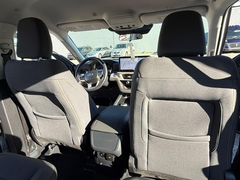 Ford Explorer Vehicle Full-screen Gallery Image 14