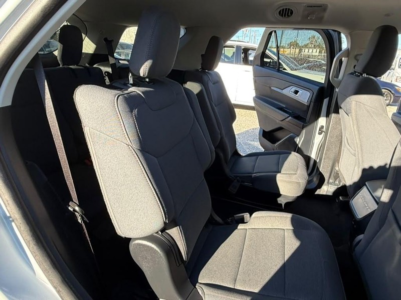 Ford Explorer Vehicle Full-screen Gallery Image 15