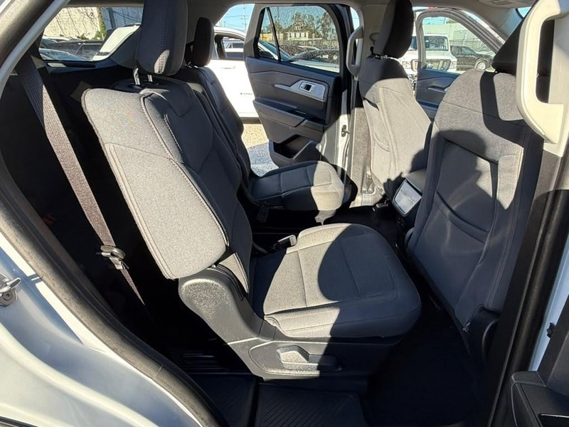 Ford Explorer Vehicle Full-screen Gallery Image 16
