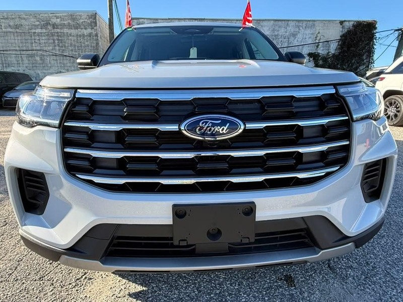 Ford Explorer Vehicle Full-screen Gallery Image 17