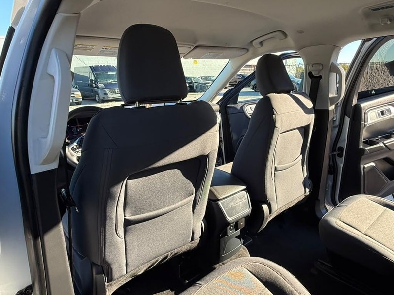 Ford Explorer Vehicle Full-screen Gallery Image 18