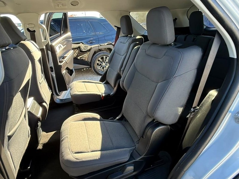 Ford Explorer Vehicle Full-screen Gallery Image 19