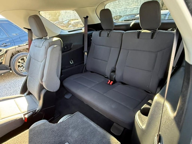 Ford Explorer Vehicle Full-screen Gallery Image 20