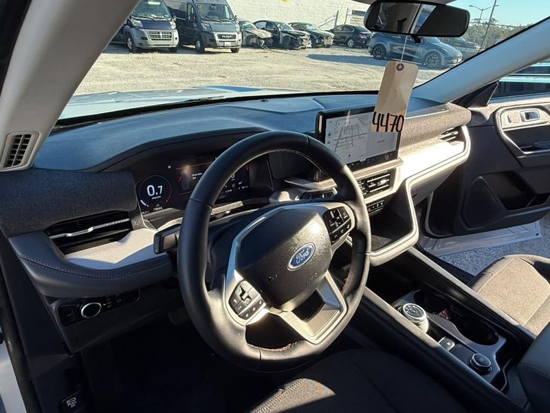 Ford Explorer Vehicle Full-screen Gallery Image 21
