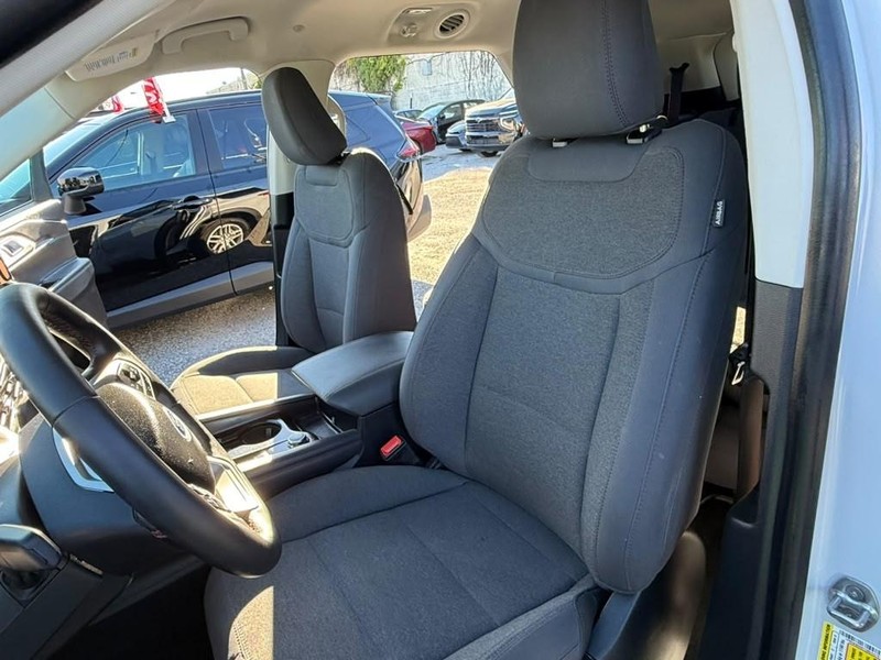 Ford Explorer Vehicle Full-screen Gallery Image 22