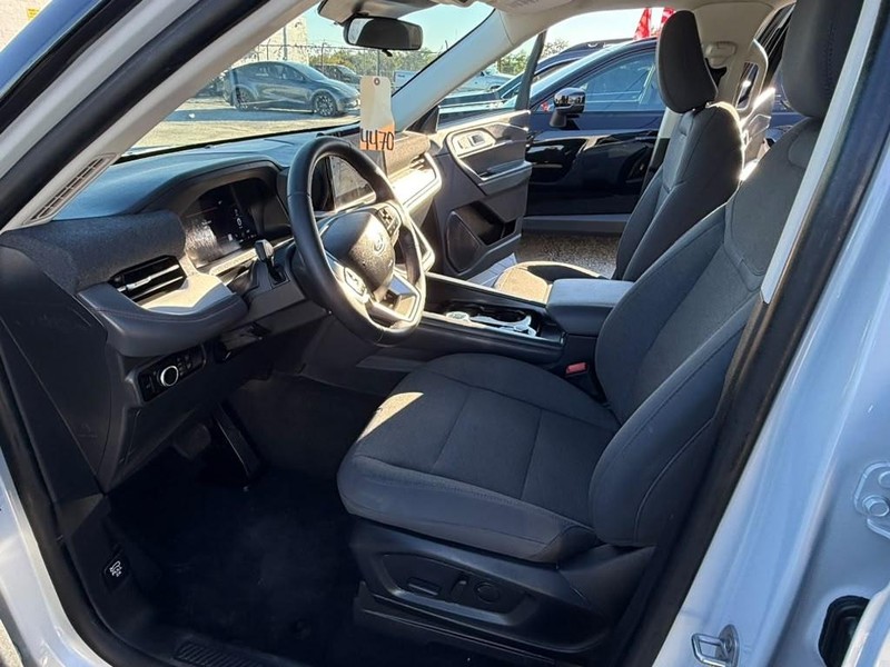 Ford Explorer Vehicle Full-screen Gallery Image 23