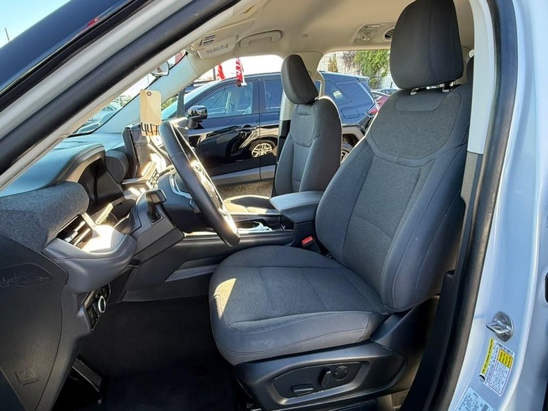 Ford Explorer Vehicle Full-screen Gallery Image 24