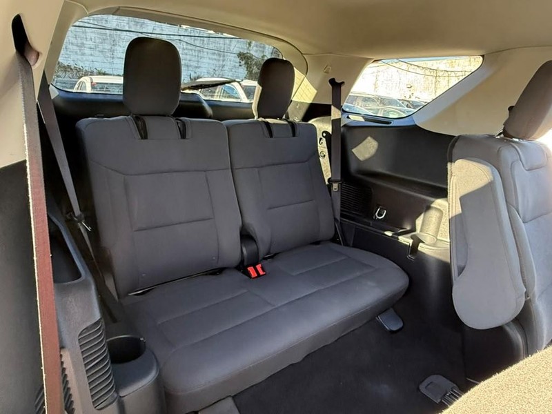 Ford Explorer Vehicle Full-screen Gallery Image 25