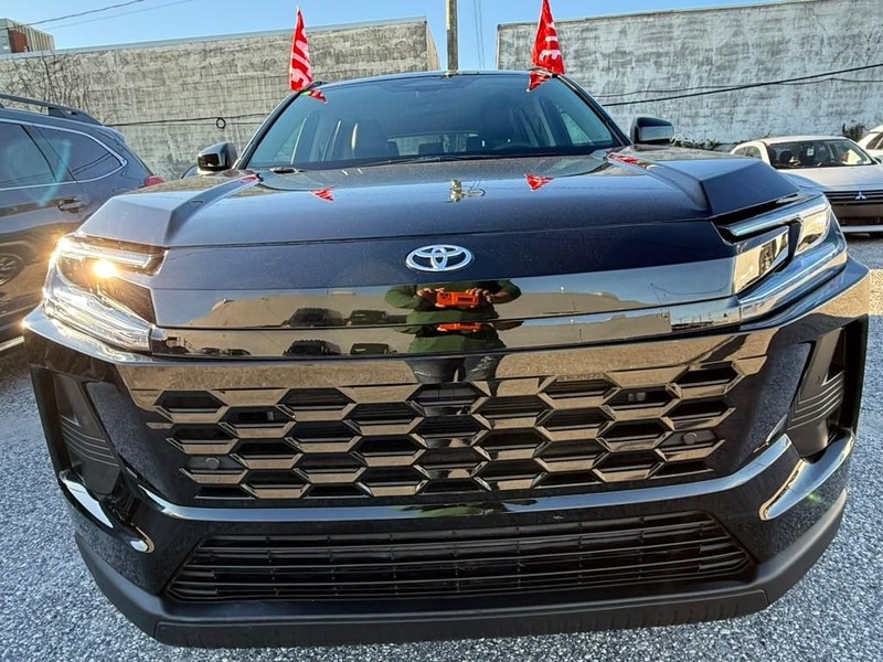 Toyota RAV4 Vehicle Full-screen Gallery Image 4