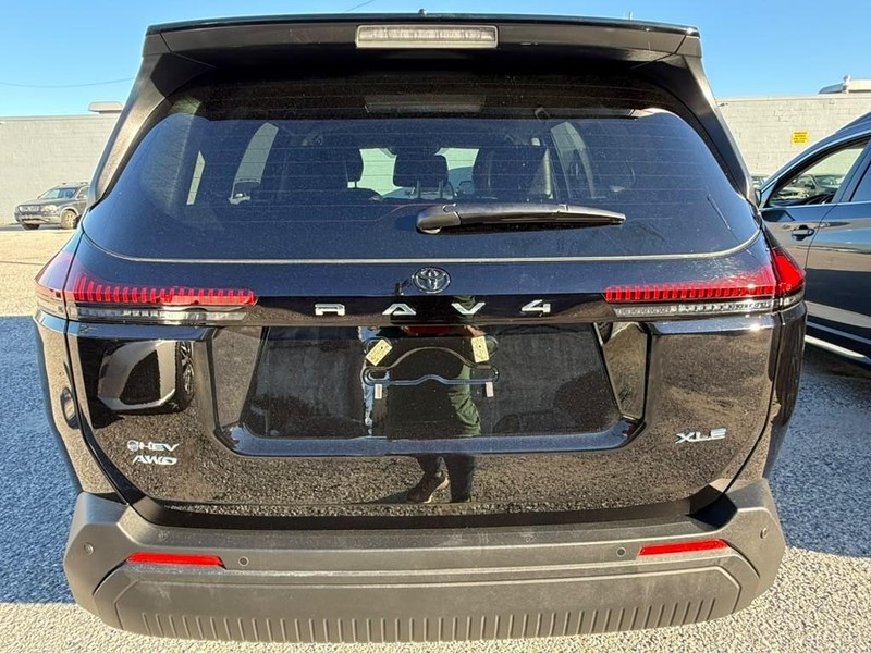 Toyota RAV4 Vehicle Full-screen Gallery Image 8