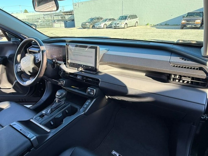 Toyota RAV4 Vehicle Full-screen Gallery Image 11