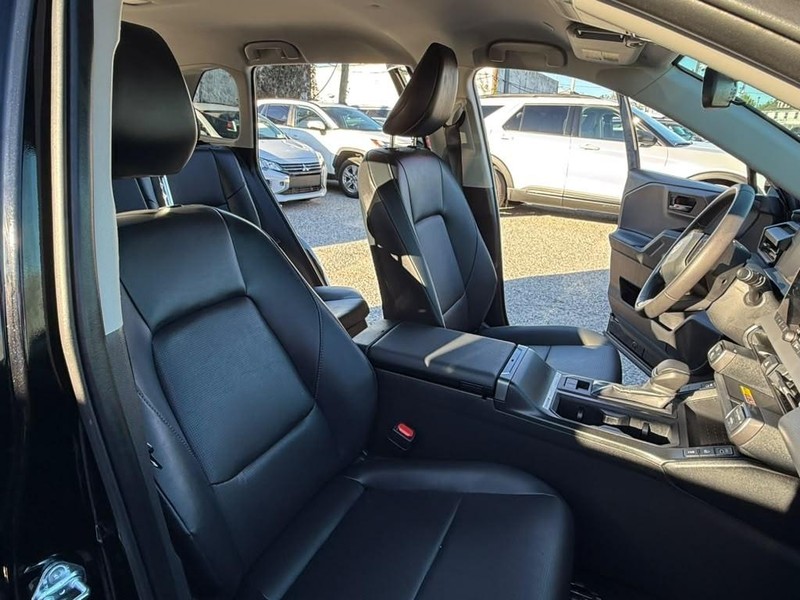 Toyota RAV4 Vehicle Full-screen Gallery Image 12