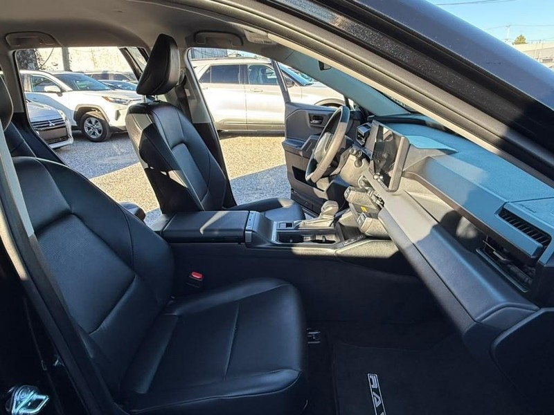 Toyota RAV4 Vehicle Full-screen Gallery Image 13