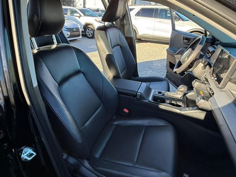 Toyota RAV4 Vehicle Full-screen Gallery Image 14
