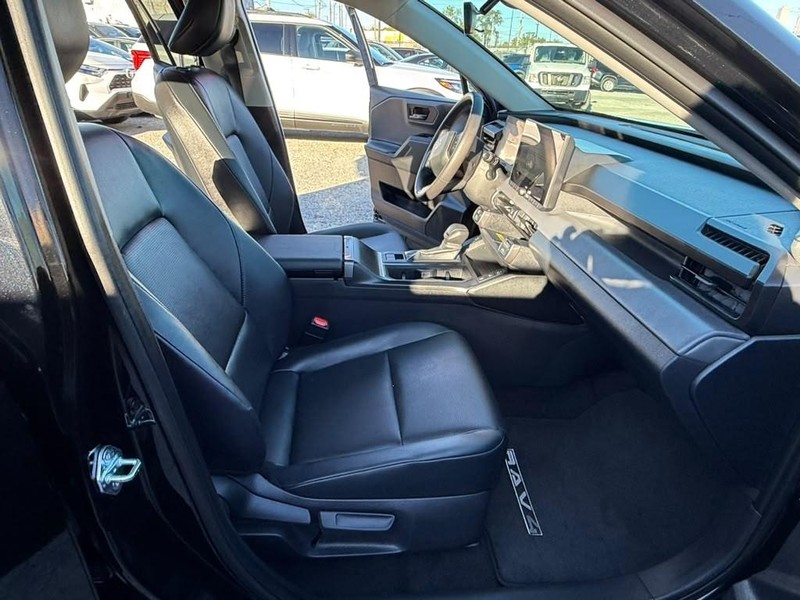 Toyota RAV4 Vehicle Full-screen Gallery Image 15