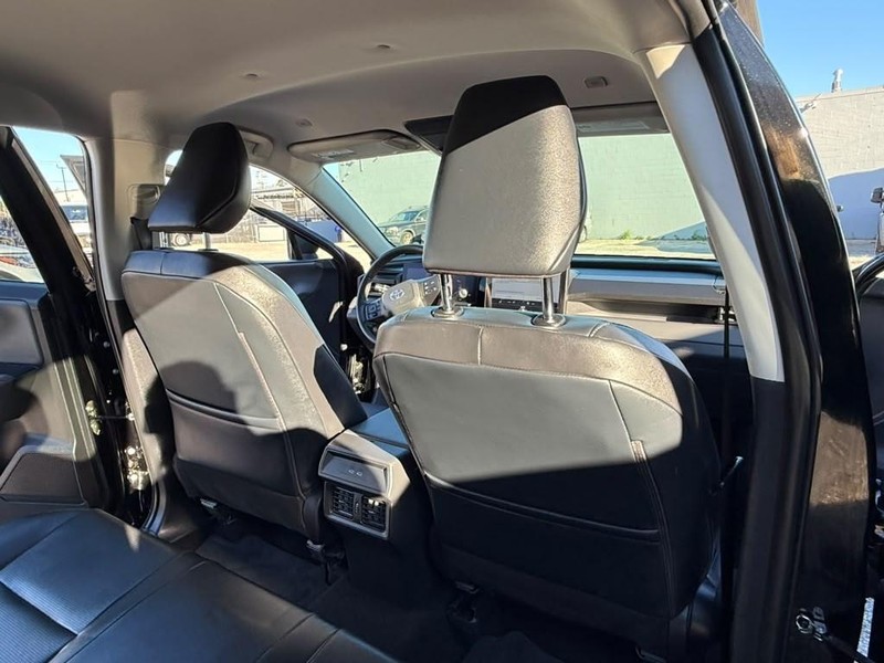 Toyota RAV4 Vehicle Full-screen Gallery Image 16