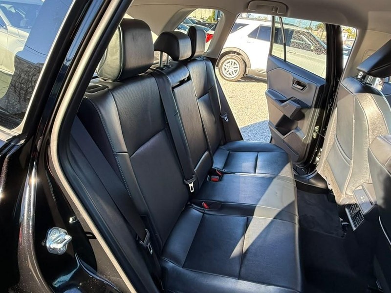 Toyota RAV4 Vehicle Full-screen Gallery Image 17