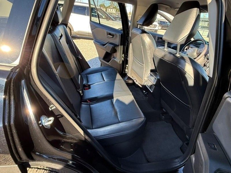 Toyota RAV4 Vehicle Full-screen Gallery Image 18