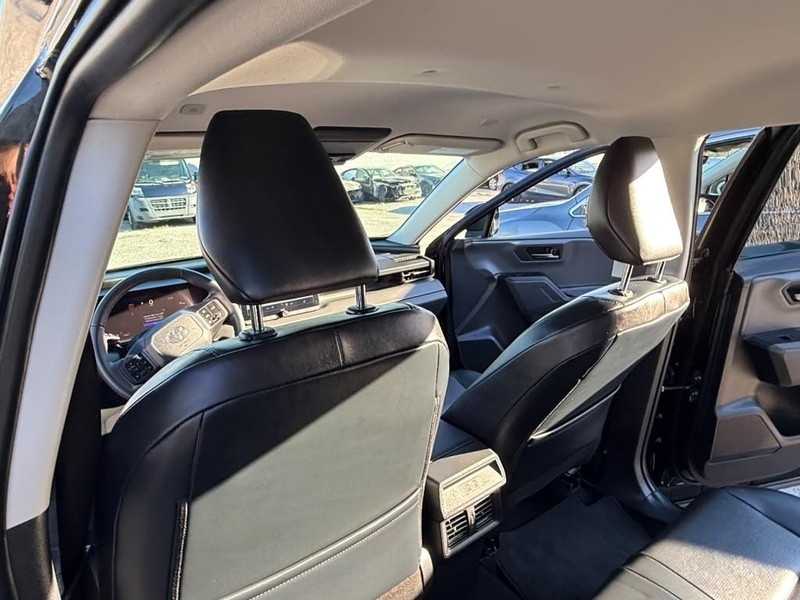 Toyota RAV4 Vehicle Full-screen Gallery Image 20