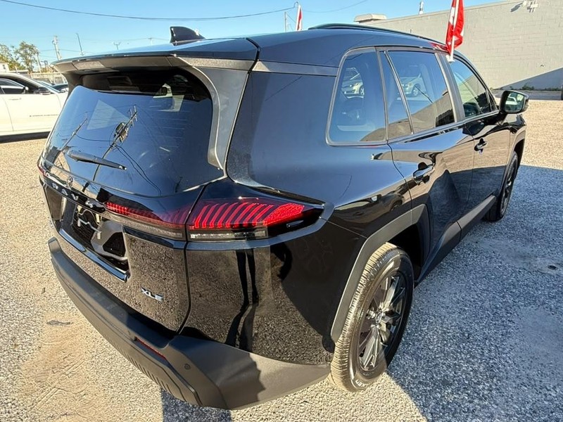 Toyota RAV4 Vehicle Full-screen Gallery Image 21
