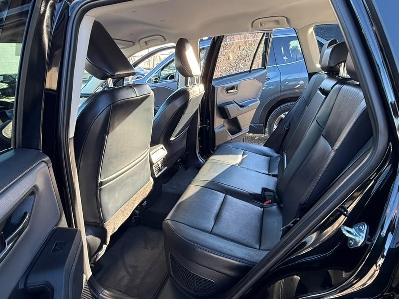 Toyota RAV4 Vehicle Full-screen Gallery Image 22
